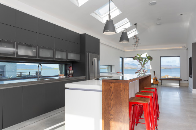 Sch&uuml;ller: Surface & Service contemporary-kitchen