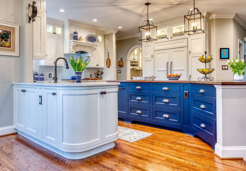 Mittelgroße Küche mit Landhausspüle, Schrankfronten im Shaker-Stil, weißen Schränken und Quarzwerkstein-Arbeitsplatte in Washington, D.C.