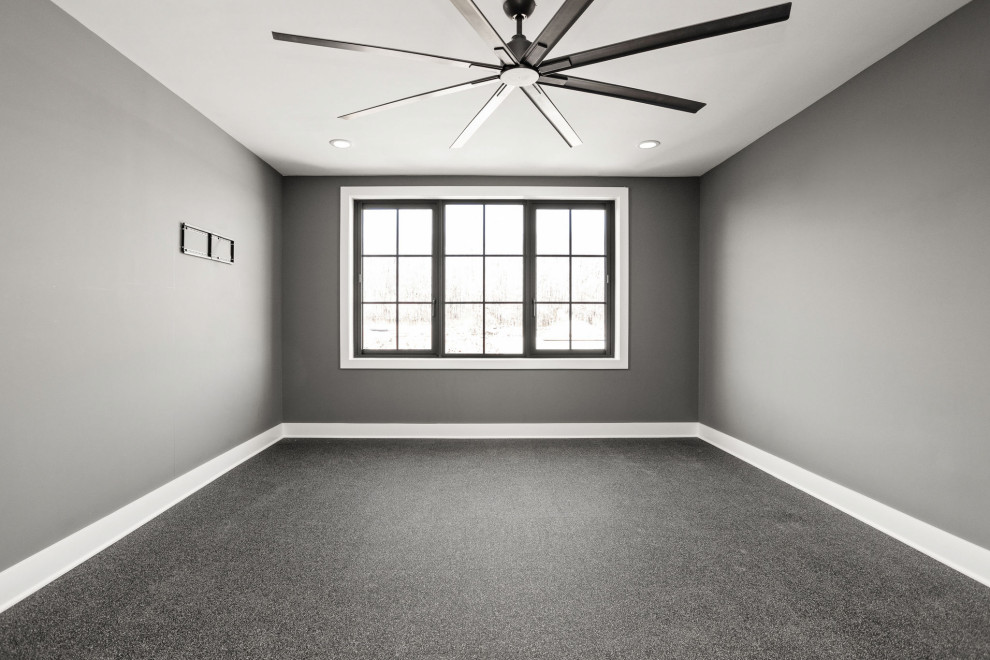 Multifunktionaler, Mittelgroßer Moderner Fitnessraum mit grauer Wandfarbe und schwarzem Boden in Indianapolis