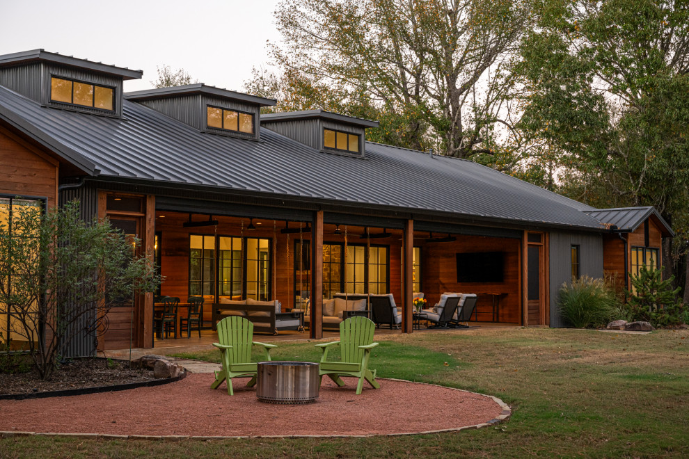Inspiration for a cottage home design remodel in Dallas