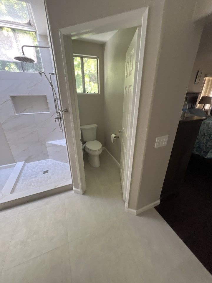 Immagine di una stanza da bagno padronale minimalista di medie dimensioni