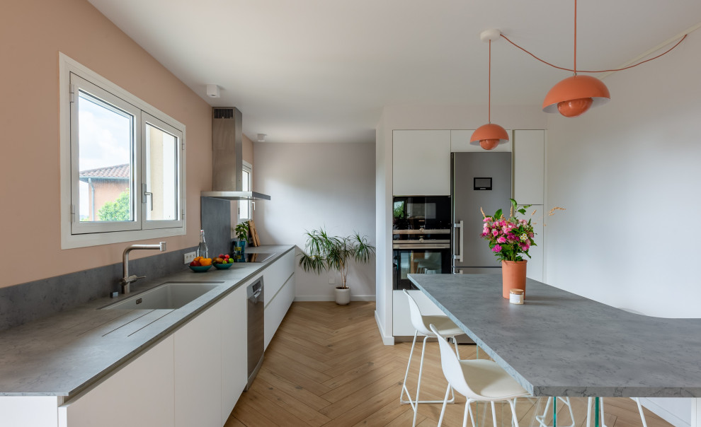 Exempel på ett stort modernt kök, med en undermonterad diskho, grått stänkskydd, en köksö och beiget golv
