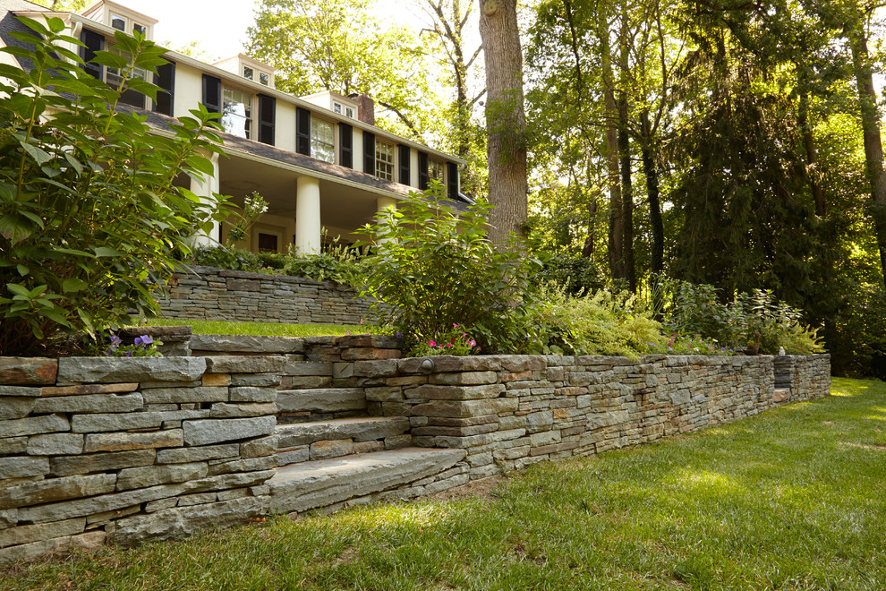 Inspiration for a traditional backyard garden in Philadelphia with a retaining wall.
