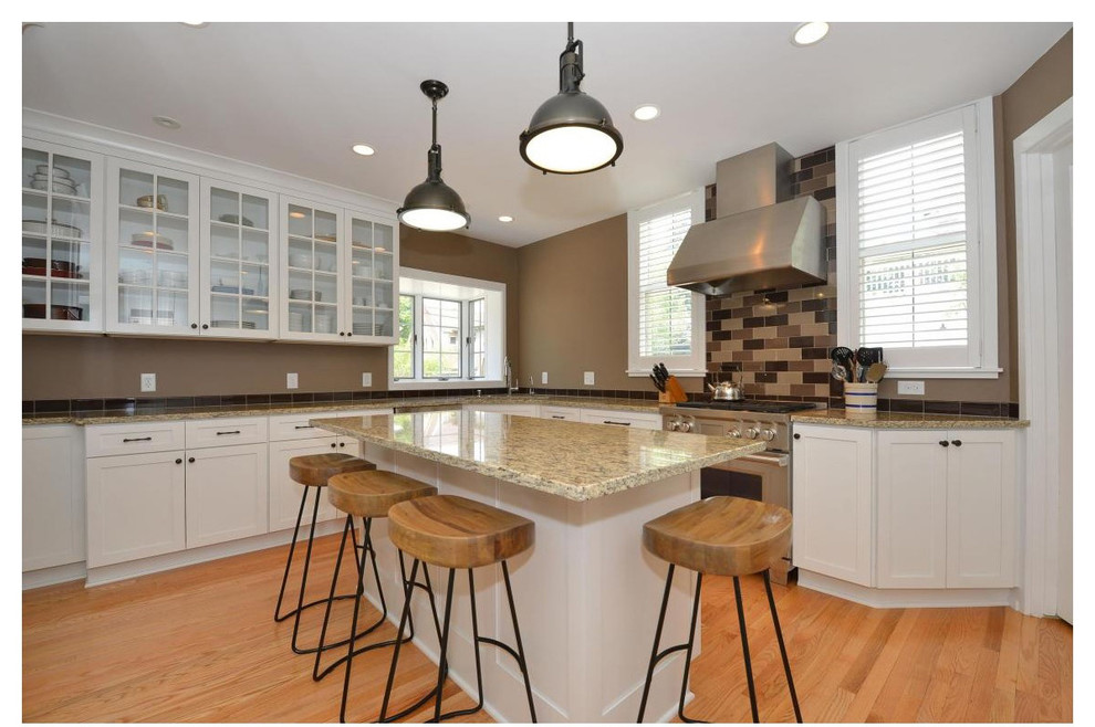Kitchen - mid-sized transitional kitchen idea in Milwaukee