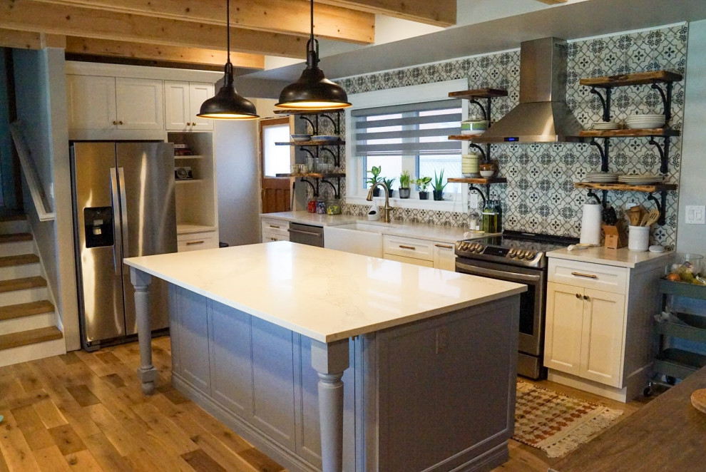 Kitchen - transitional kitchen idea in Toronto