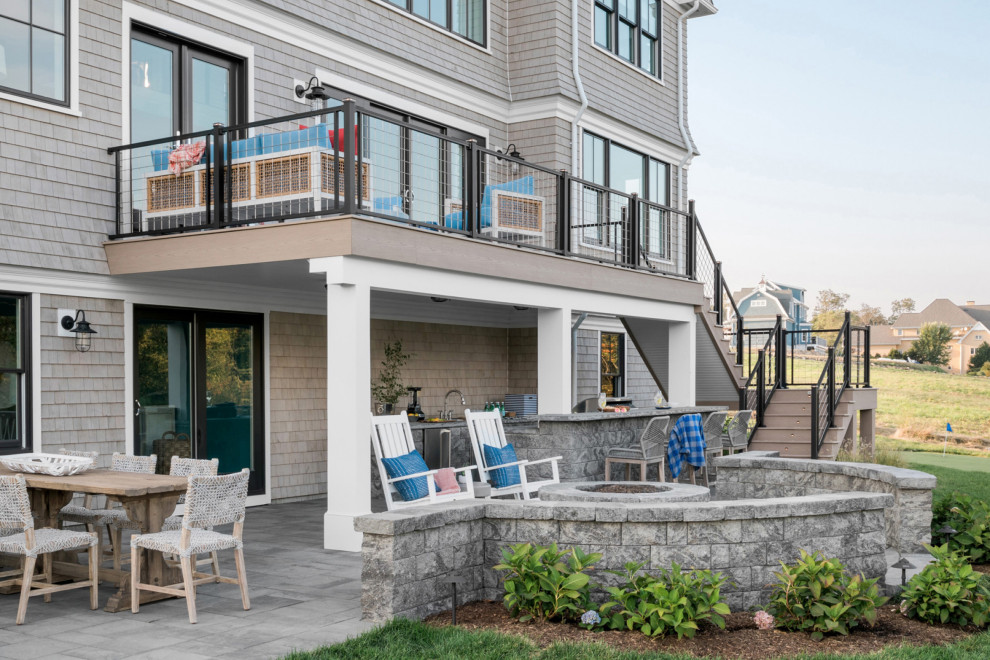 Imagen de terraza de estilo americano en patio trasero con brasero y barandilla de metal