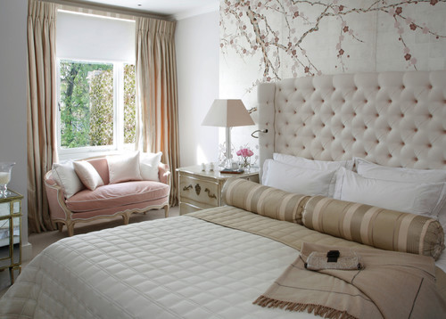 przytulna sypialnia w stylu angielskim, pikowane wezgłowie, motyw kwiatowy na ścianie