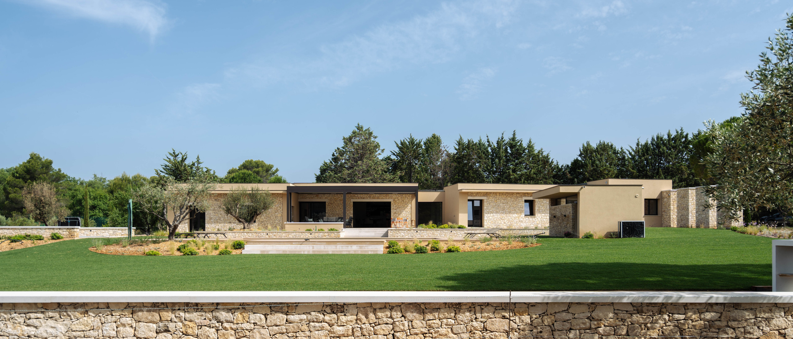 RÉNOVATION CONTEMPORAINE D'UNE VILLA DES ANNÉES 70