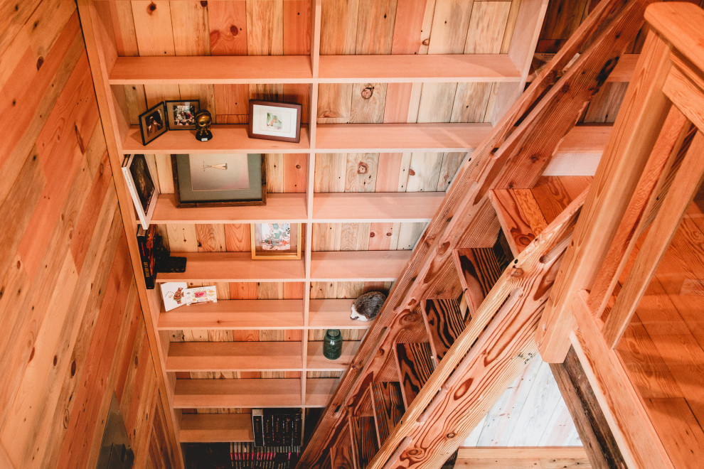 Kleines Uriges Arbeitszimmer mit Studio, bunten Wänden, braunem Holzboden, freistehendem Schreibtisch, buntem Boden, Holzdielendecke und vertäfelten Wänden in Seattle