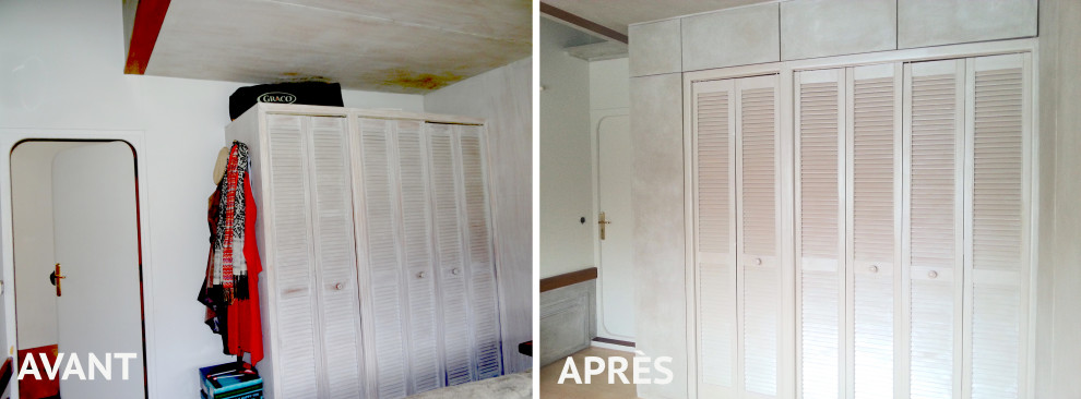Aménagement d'une petite armoire encastrée contemporaine neutre avec placards, différentes finitions de placard, parquet clair, un sol beige et un plafond en bois.