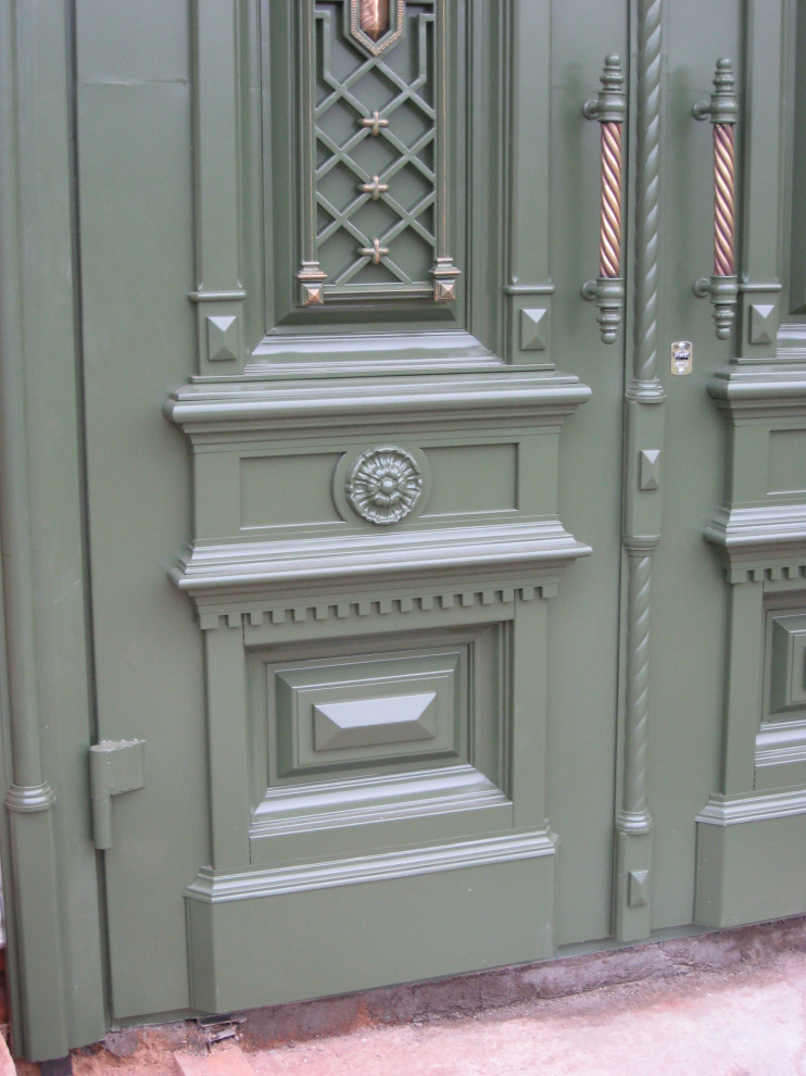 Входные двери для классического дома / усадьбы