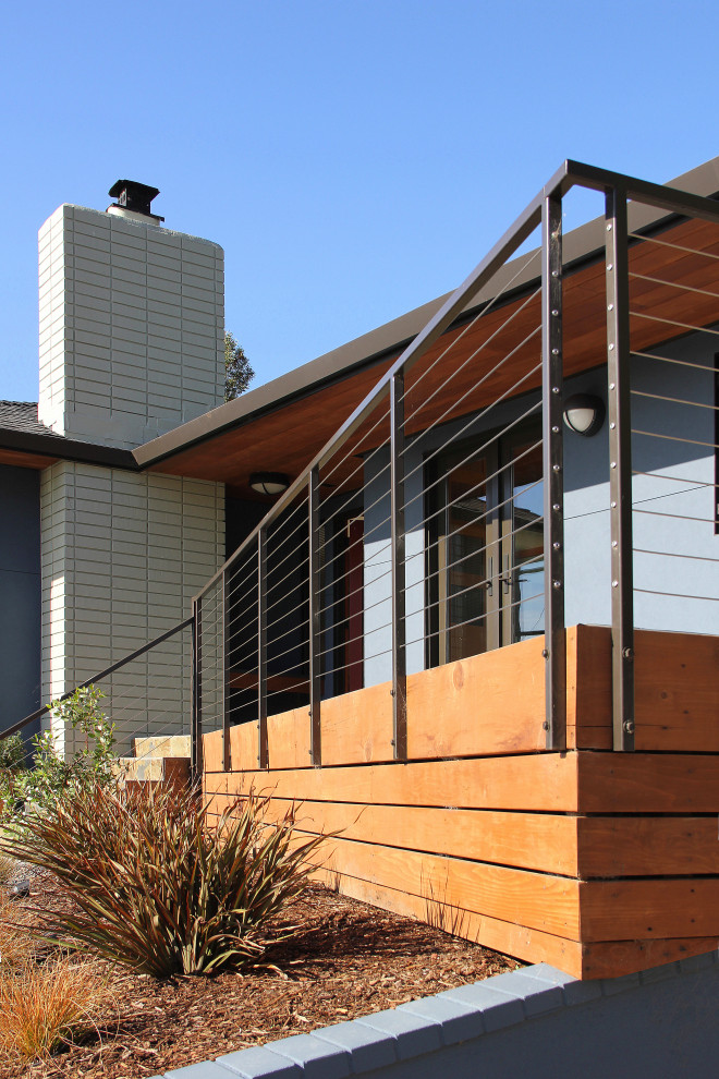 Inspiration for a modern front wire cable railing veranda in San Francisco.