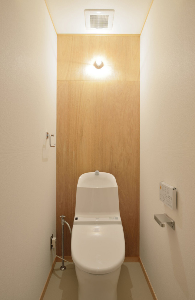 Kleine Rustikale Gästetoilette mit Toilette mit Aufsatzspülkasten, brauner Wandfarbe, Vinylboden, beigem Boden, Tapetendecke und Holzwänden in Sonstige