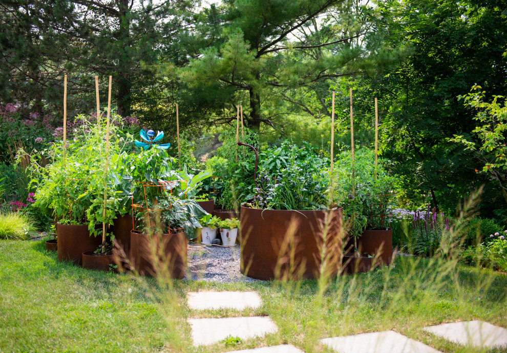 Идея дизайна: большой солнечный, летний участок и сад на переднем дворе в современном стиле с хорошей освещенностью, покрытием из каменной брусчатки и растениями в контейнерах