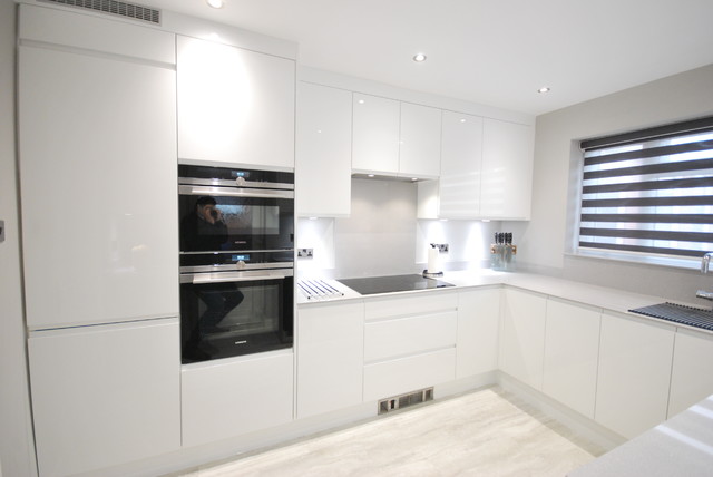 White gloss j-pull contemporary kitchen with light grey ...