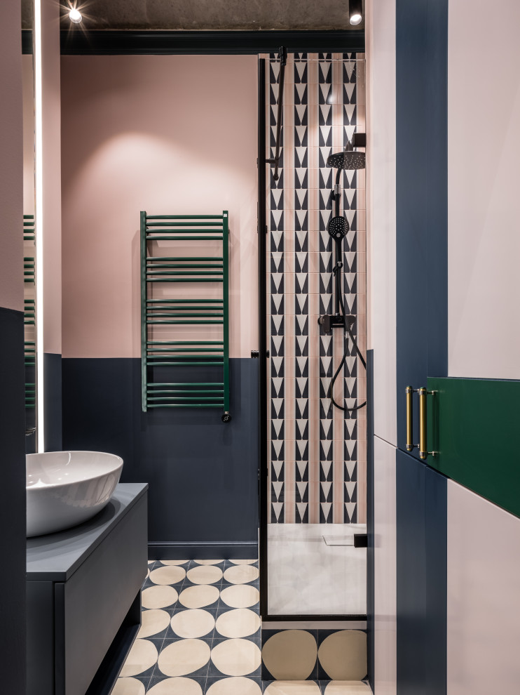 Пример оригинального дизайна: маленькая ванная комната в современном стиле с плоскими фасадами, угловым душем, розовыми стенами, душевой кабиной, настольной раковиной, разноцветным полом и серой столешницей для на участке и в саду