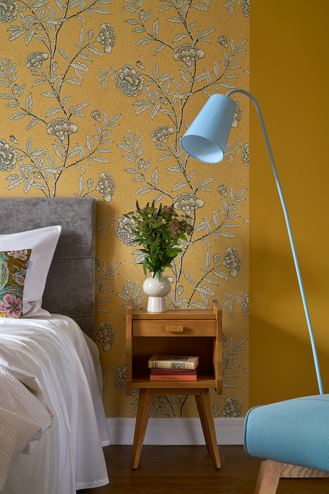 エカテリンブルクにある中くらいなエクレクティックスタイルのおしゃれな主寝室 (黄色い壁、無垢フローリング、茶色い床、表し梁、壁紙、アクセントウォール) のインテリア