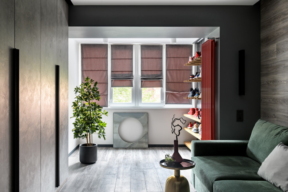 Источник вдохновения для домашнего уюта: большая гардеробная комната в современном стиле с стеклянными фасадами, серыми фасадами, полом из винила и серым полом для мужчин