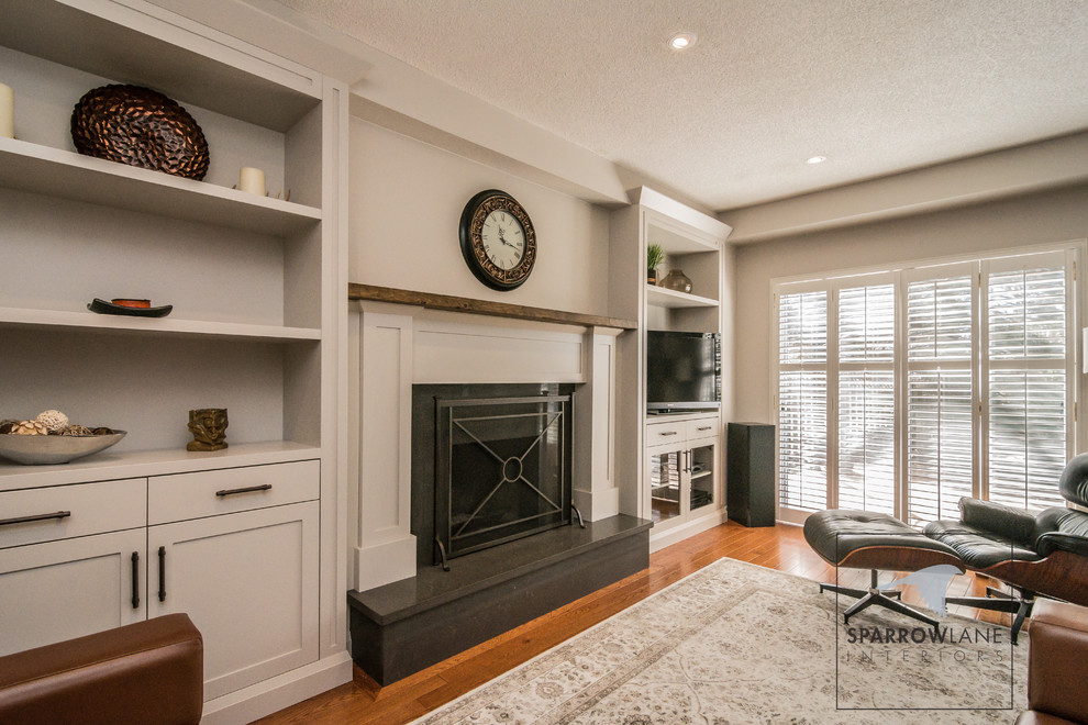 Example of a transitional home design design in Toronto