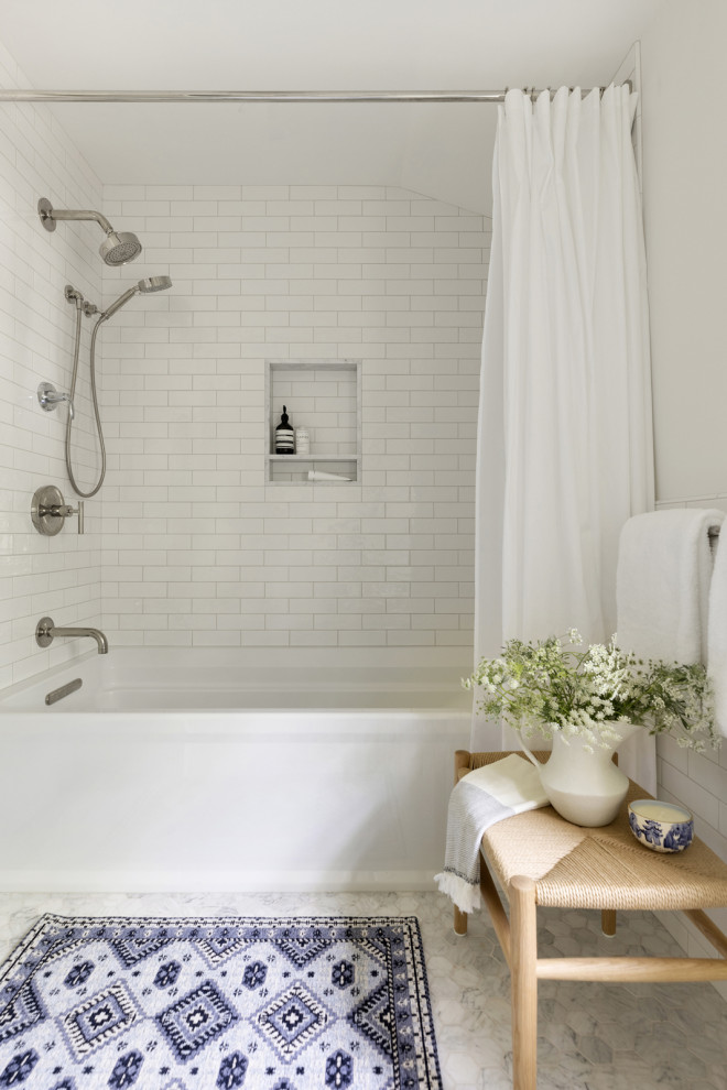 Идея дизайна: ванная комната в классическом стиле с белыми фасадами, ванной в нише, душем над ванной, белой плиткой, белыми стенами, шторкой для ванной, серой столешницей, тумбой под одну раковину и встроенной тумбой