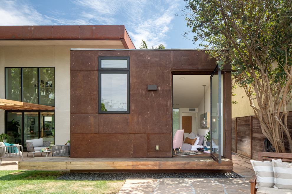Zweistöckiges Modernes Einfamilienhaus mit Metallfassade in San Diego