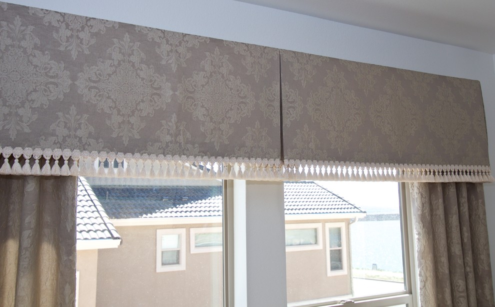 Example of a transitional home design design in Denver