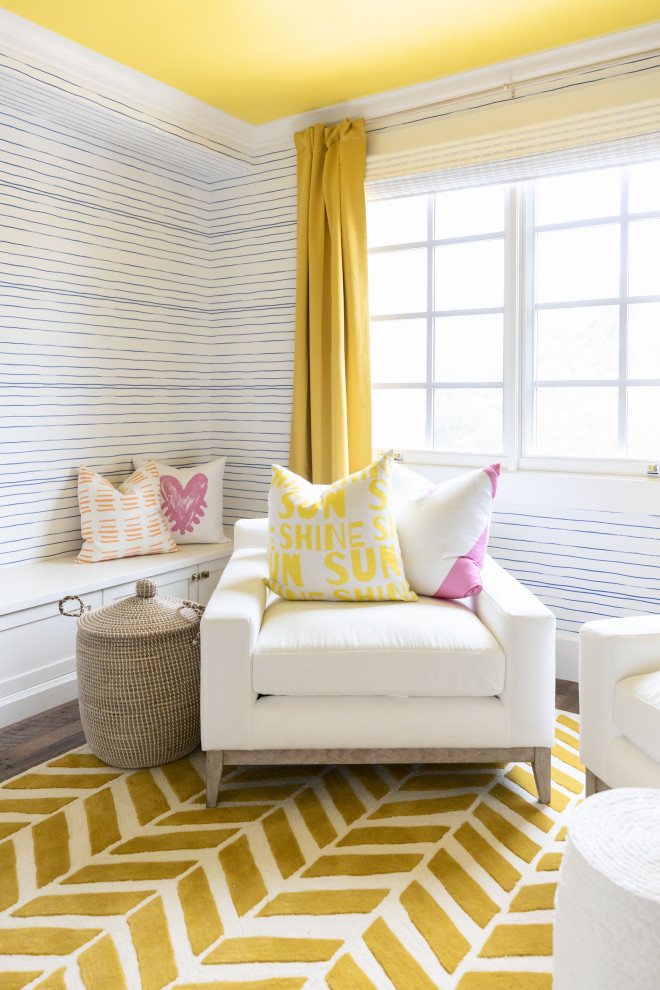 Cette photo montre une chambre d'enfant bord de mer avec un mur jaune, parquet foncé et du papier peint.