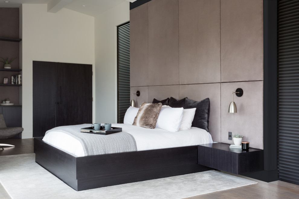 Inspiration for a mid-sized modern bedroom in Los Angeles.