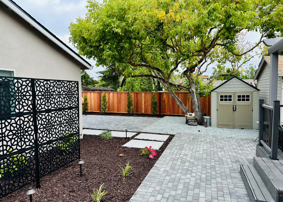 Foto di un giardino minimalista esposto a mezz'ombra di medie dimensioni e dietro casa con pavimentazioni in mattoni