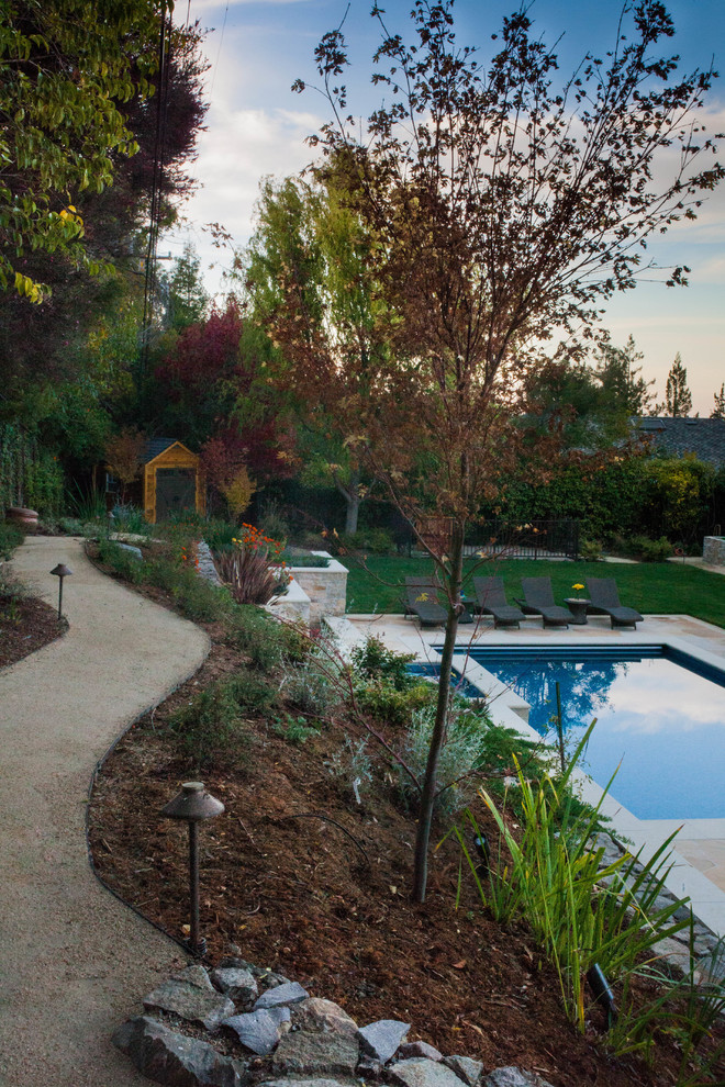 Inspiration for a large traditional backyard garden in San Francisco with gravel.