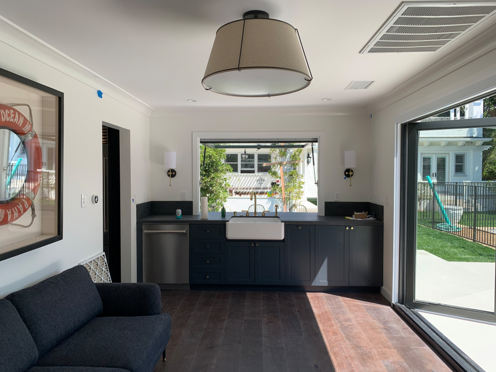 Immagine di una piccola cucina contemporanea con lavello stile country, ante in stile shaker, ante grigie, top in marmo, paraspruzzi nero, elettrodomestici in acciaio inossidabile, parquet scuro, nessuna isola, pavimento marrone e top blu
