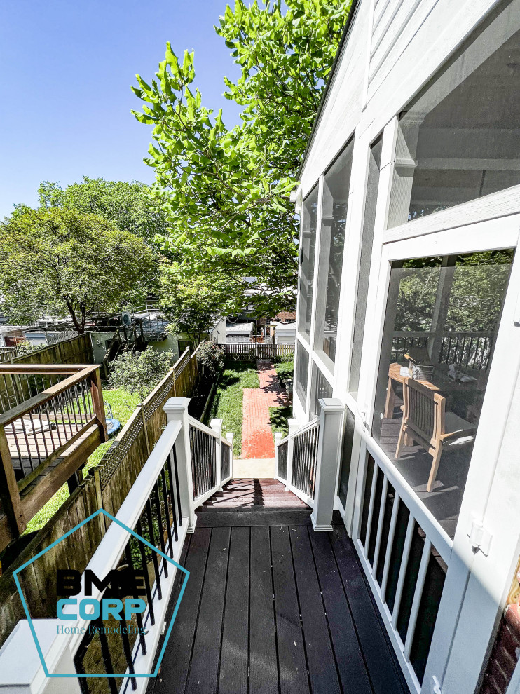 Inspiration for a mid-sized traditional backyard screened-in verandah in DC Metro with mixed railing.