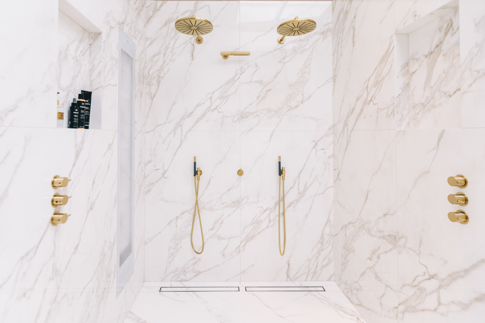 Ejemplo de cuarto de baño doble moderno extra grande con ducha doble, baldosas y/o azulejos de mármol, suelo de madera clara, encimera de cobre, ducha abierta y papel pintado