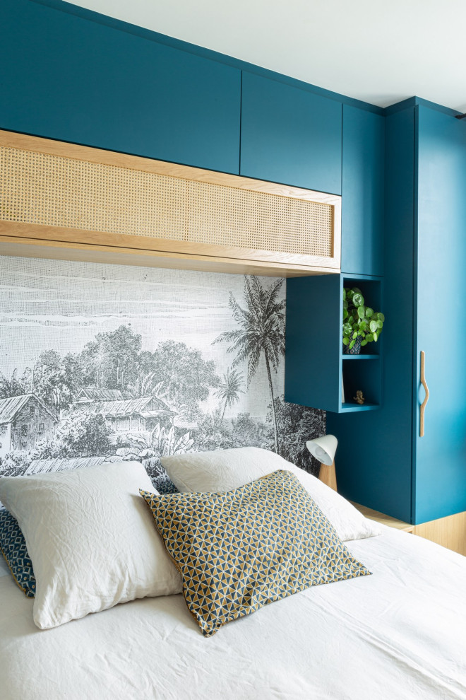 This is an example of a tropical bedroom in Paris.