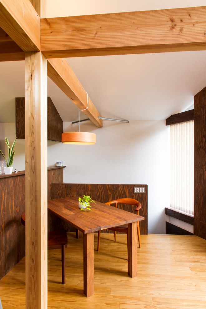 Inspiration for a small asian dining room in Tokyo Suburbs.