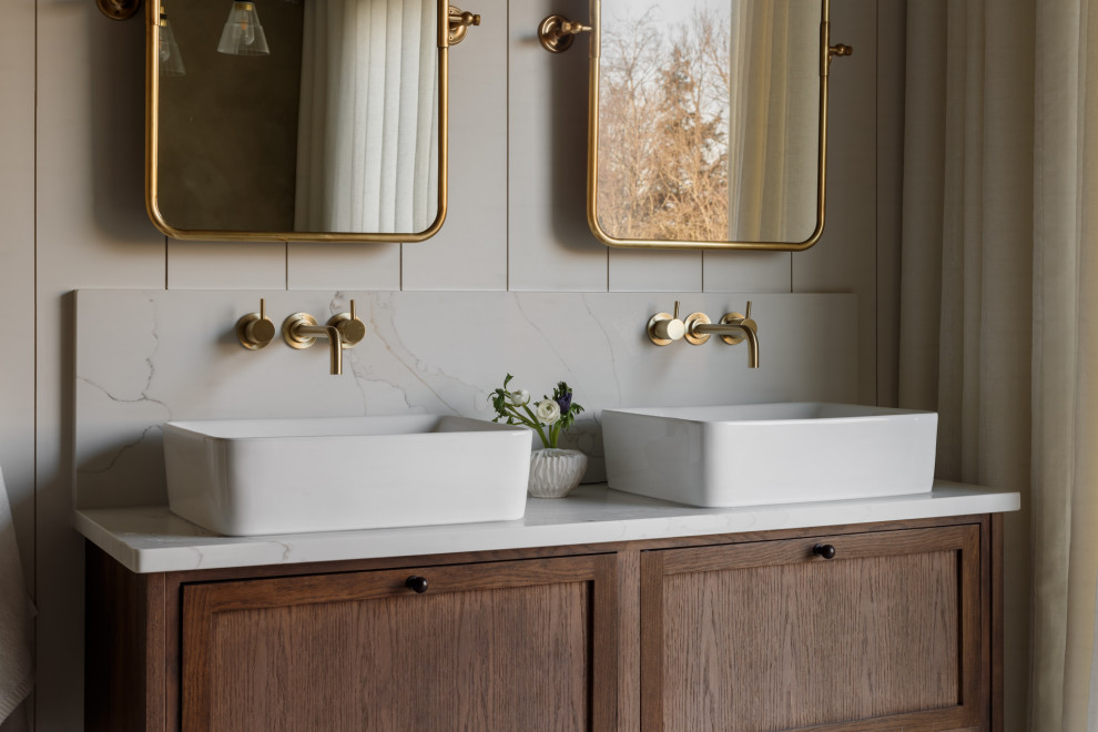 Idéer för vintage vitt badrum, med luckor med infälld panel, bruna skåp, ett fristående badkar och bänkskiva i kvartsit