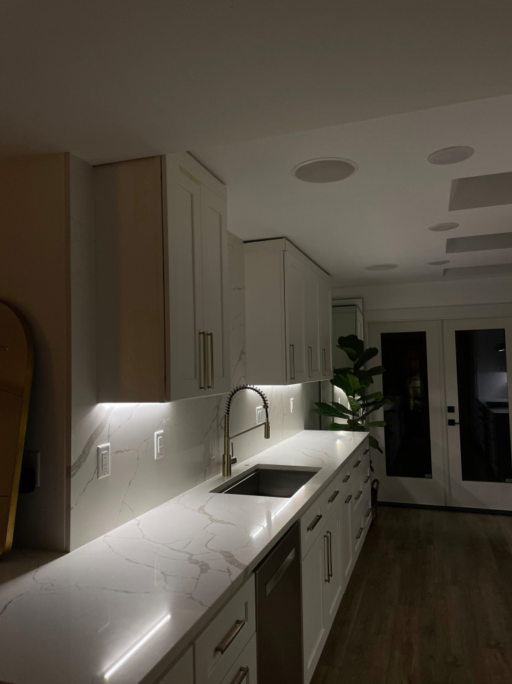 Minimalist kitchen photo in Seattle