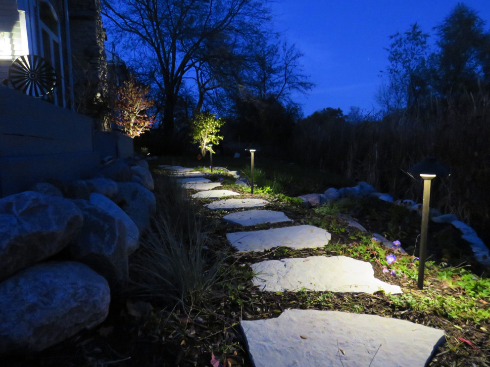 Photo of a mid-sized transitional side yard garden in Chicago with with path and natural stone pavers.