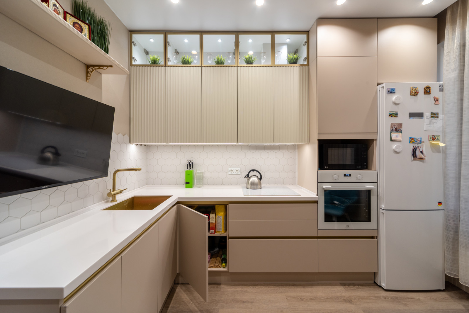 Красивая кухни и вместительная гардеробная