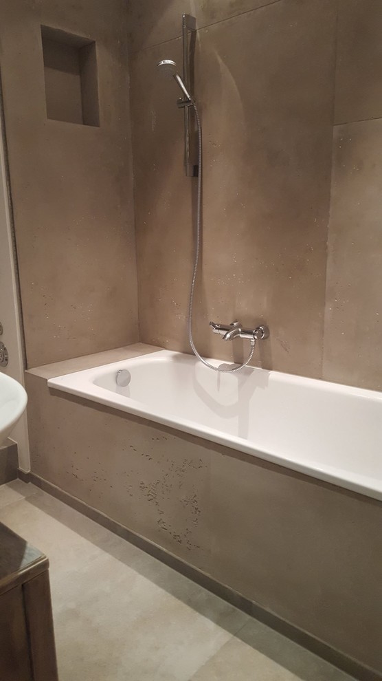 Foto de cuarto de baño romántico pequeño con bañera encastrada, sanitario de pared, paredes grises y lavabo sobreencimera