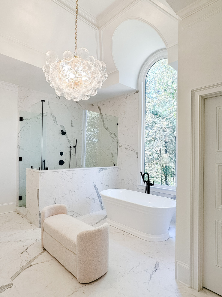 Стильный дизайн: большая главная ванная комната в стиле модернизм с фасадами в стиле шейкер, черными фасадами, отдельно стоящей ванной, угловым душем, унитазом-моноблоком, черно-белой плиткой, керамогранитной плиткой, белыми стенами, полом из керамогранита, врезной раковиной, столешницей из искусственного кварца, белым полом, душем с распашными дверями, белой столешницей, сиденьем для душа, тумбой под две раковины, встроенной тумбой и сводчатым потолком - последний тренд