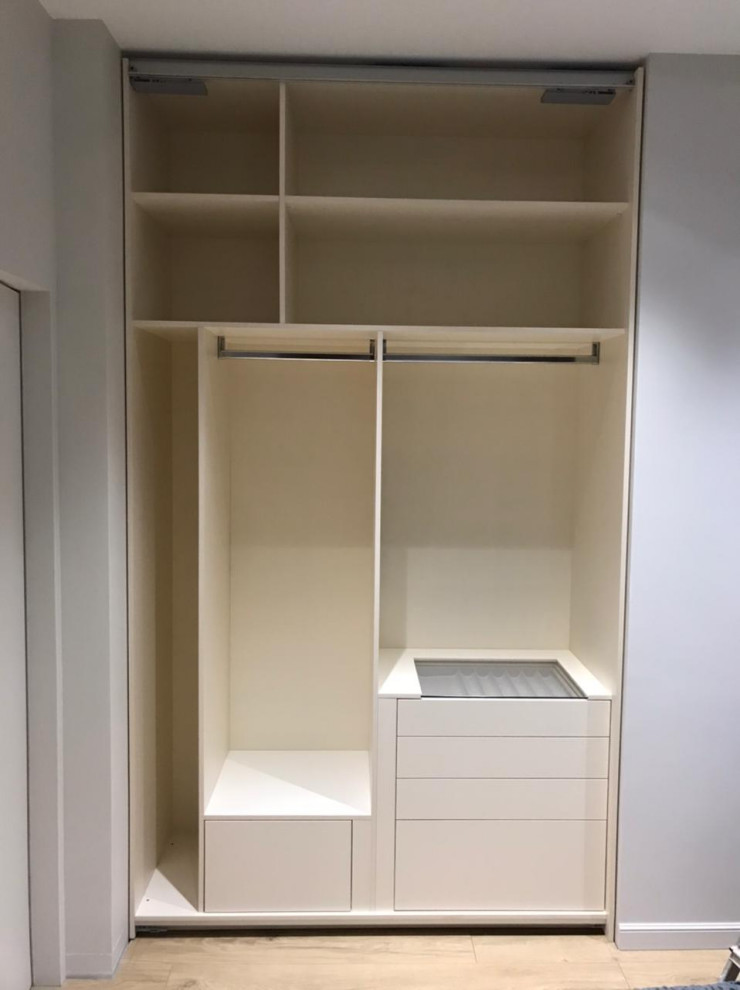 Встроенный шкаф с раздвижными створками