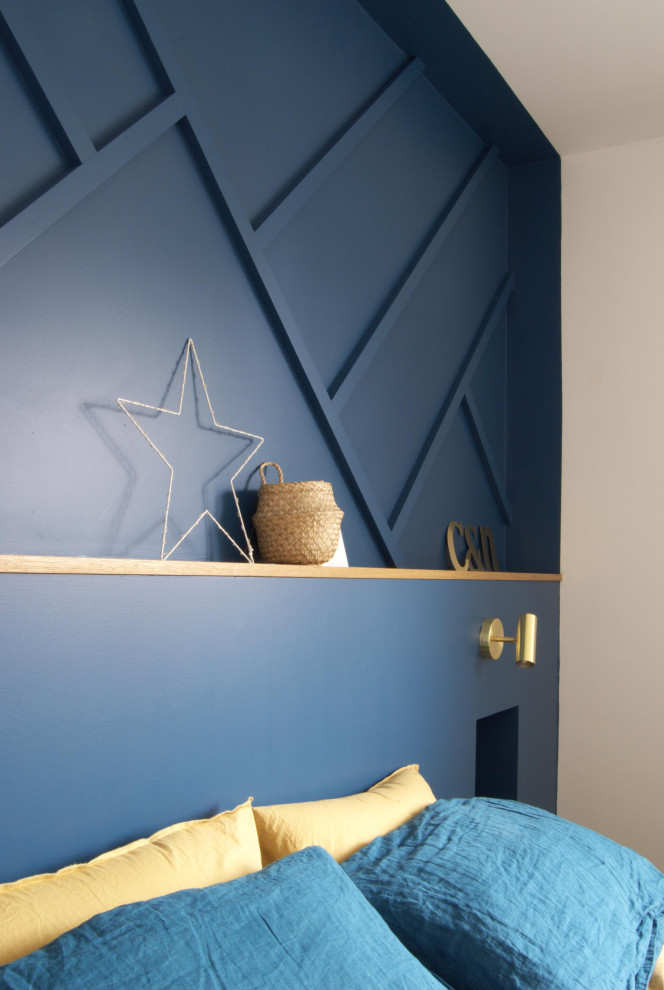 На фото: большая хозяйская спальня в белых тонах с отделкой деревом в скандинавском стиле с синими стенами, полом из ламината и деревянными стенами с