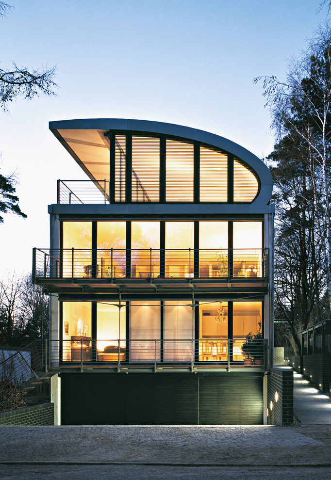 Inspiration for a mid-sized contemporary three-storey exterior in Berlin with mixed siding.