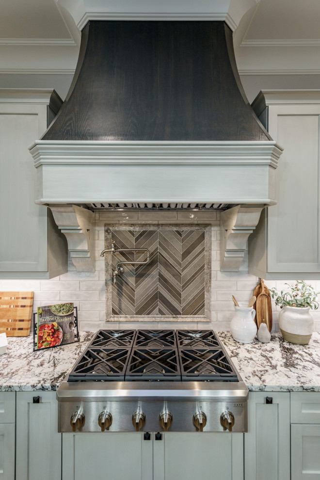Example of a classic home design design in Raleigh