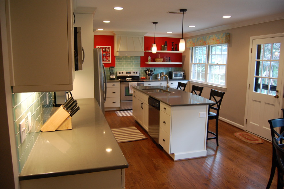 Kitchen - transitional kitchen idea in Raleigh