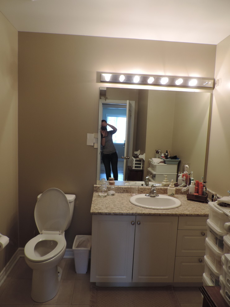 Transitional bathroom photo in Toronto