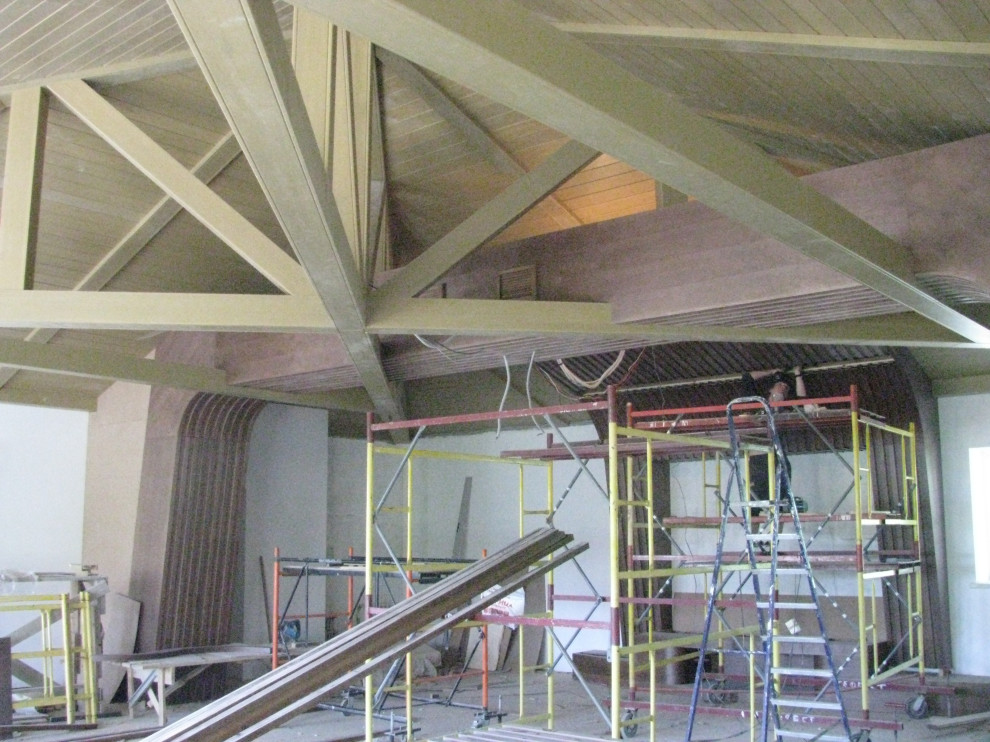 Декоративный потолок из массива дерева.