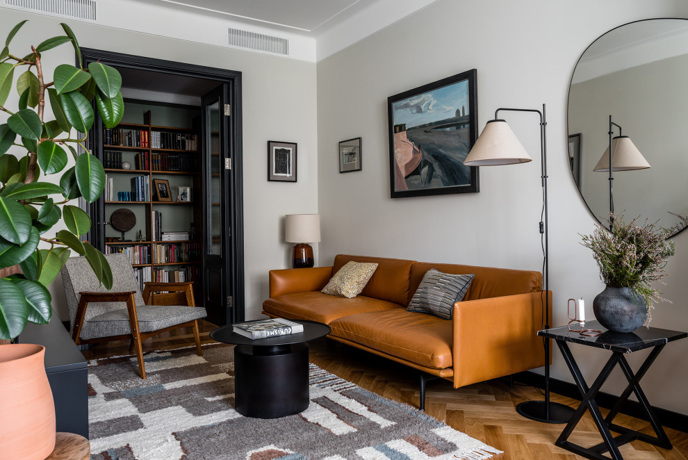 На фото: гостиная комната в стиле ретро с коричневым диваном