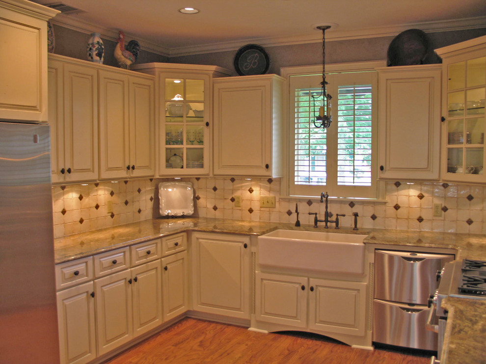 Photo of a large country kitchen in New Orleans.
